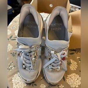 Kenneth Cole NIB size 9.5 medium Silver and white Sneakers.
